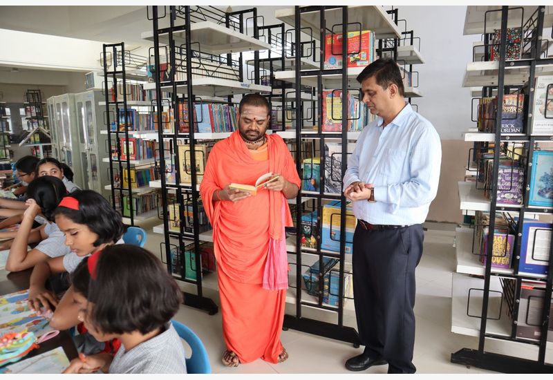 Abhinav Siddharudh Swamiji Visited to our school