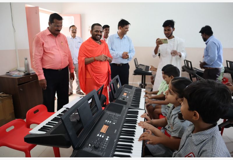 Abhinav Siddharudh Swamiji Visited to our school