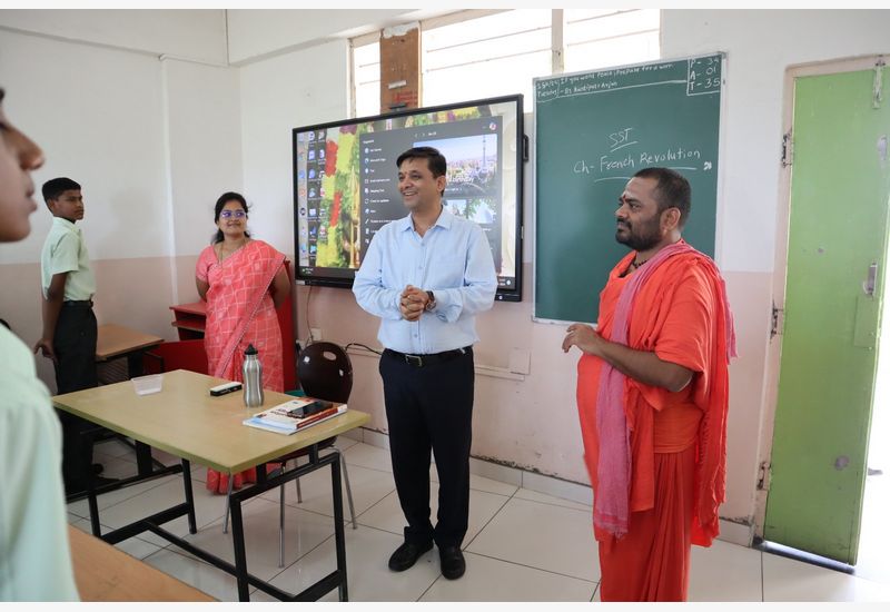 Abhinav Siddharudh Swamiji Visited to our school