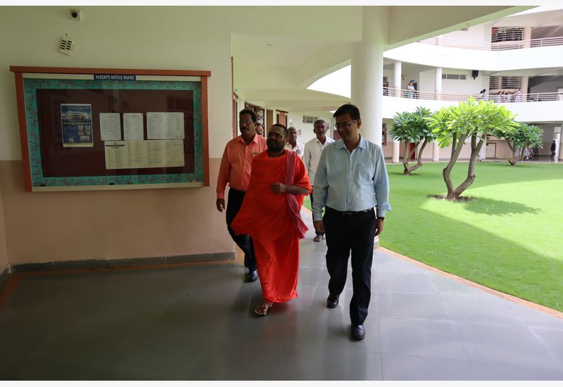 Abhinav Siddharudh Swamiji Visited to our school