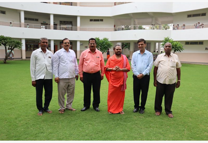 Abhinav Siddharudh Swamiji Visited to our school