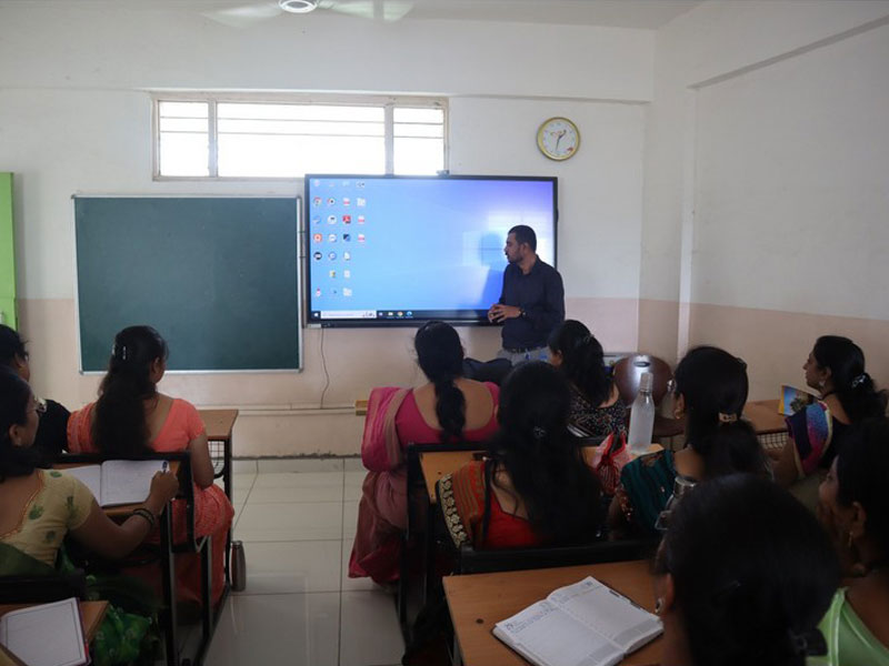 Smart Board Training by Mr Pradeep Kalshetty